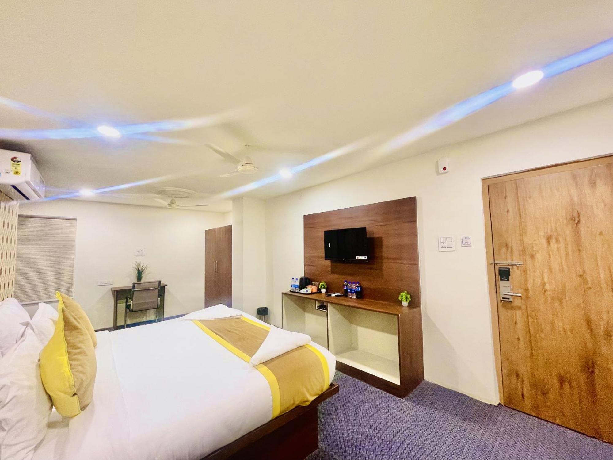 Hotel Eagle Grand Hyderabad Airport Zone Шемшабад Екстер'єр фото
