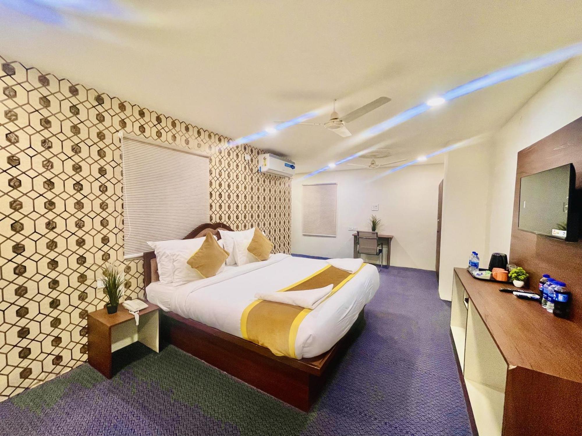 Hotel Eagle Grand Hyderabad Airport Zone Шемшабад Екстер'єр фото