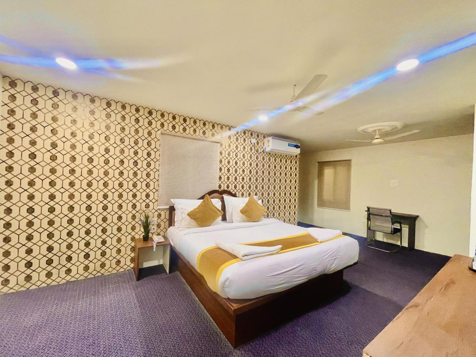 Hotel Eagle Grand Hyderabad Airport Zone Шемшабад Екстер'єр фото