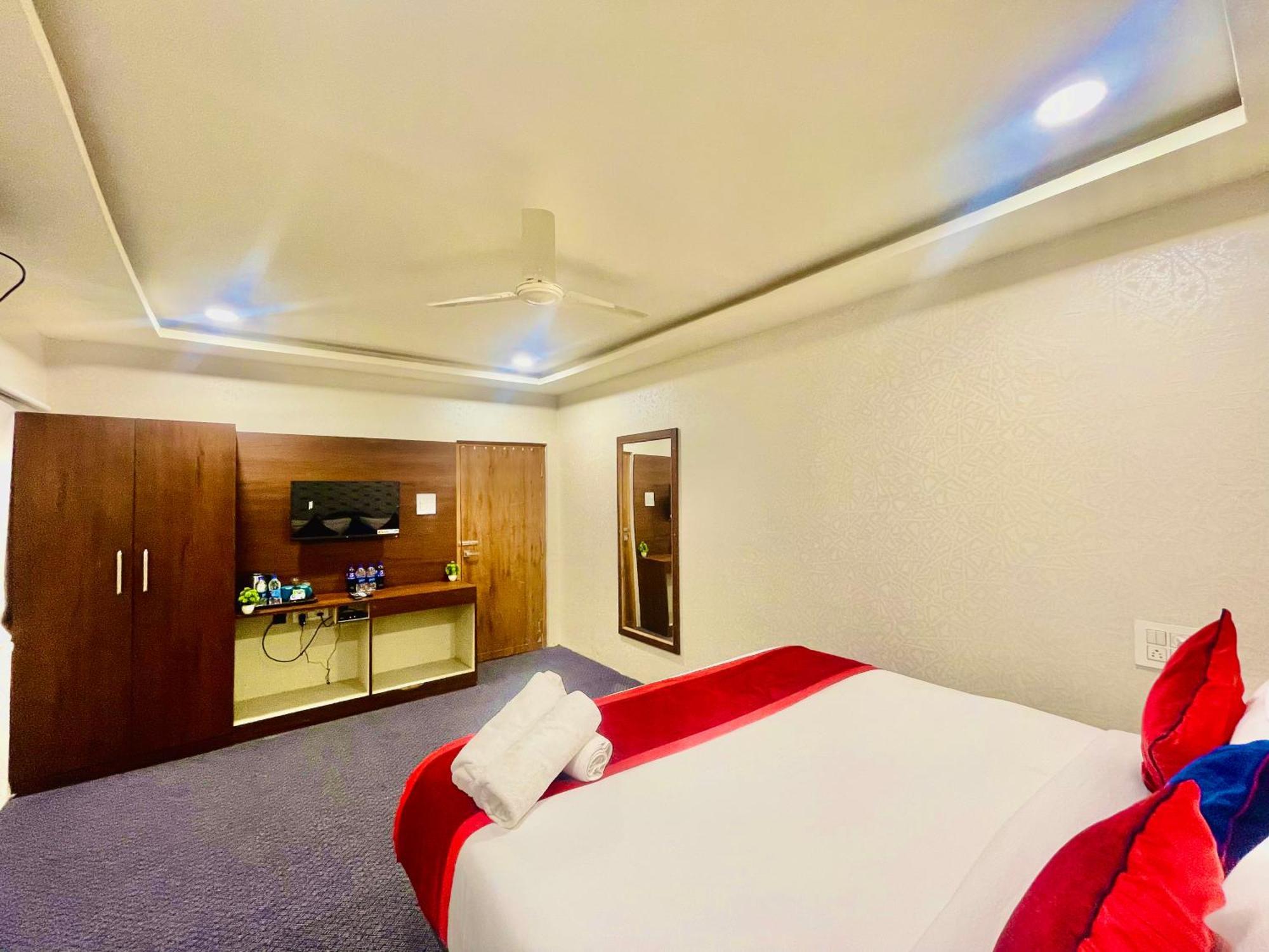 Hotel Eagle Grand Hyderabad Airport Zone Шемшабад Екстер'єр фото